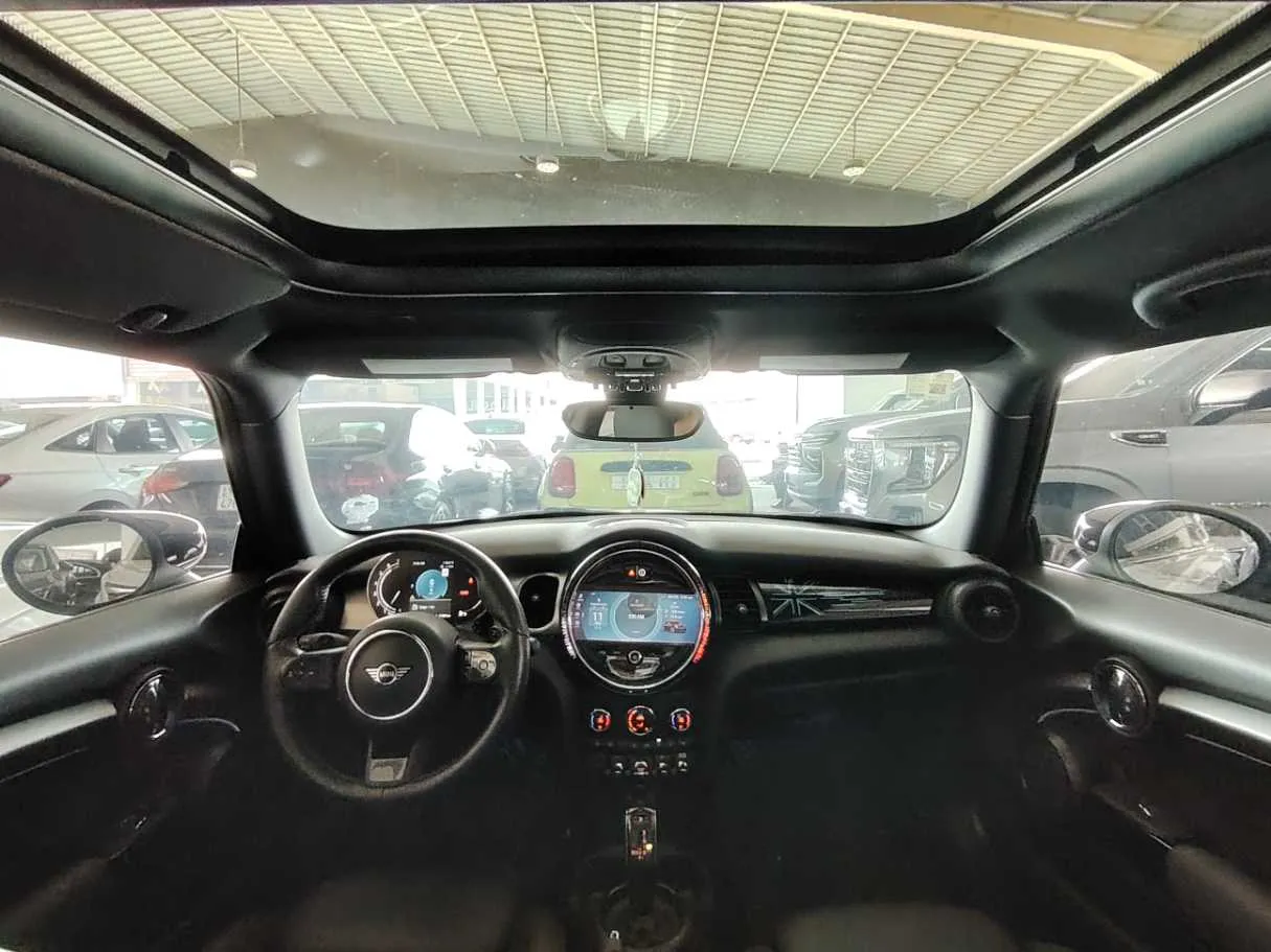 Car image 18