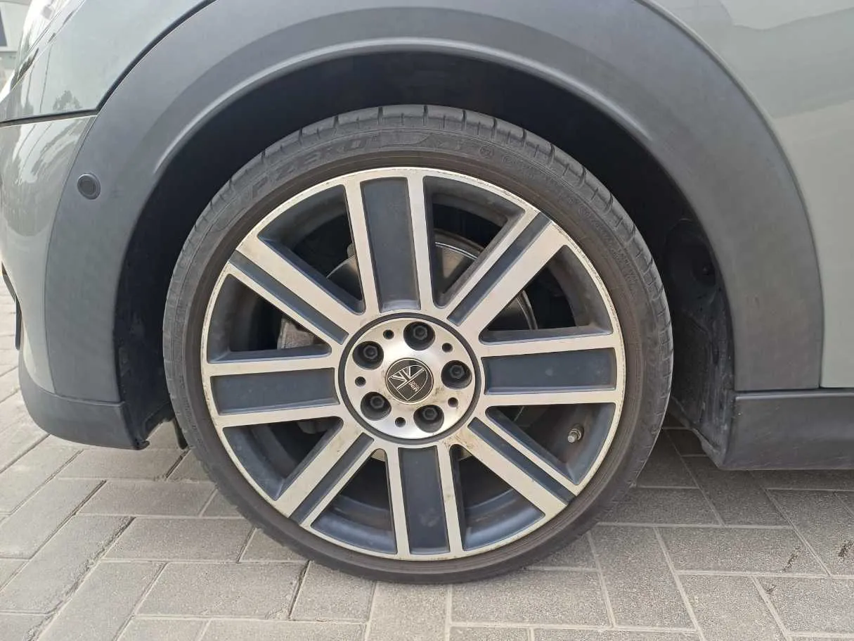 Car image 9