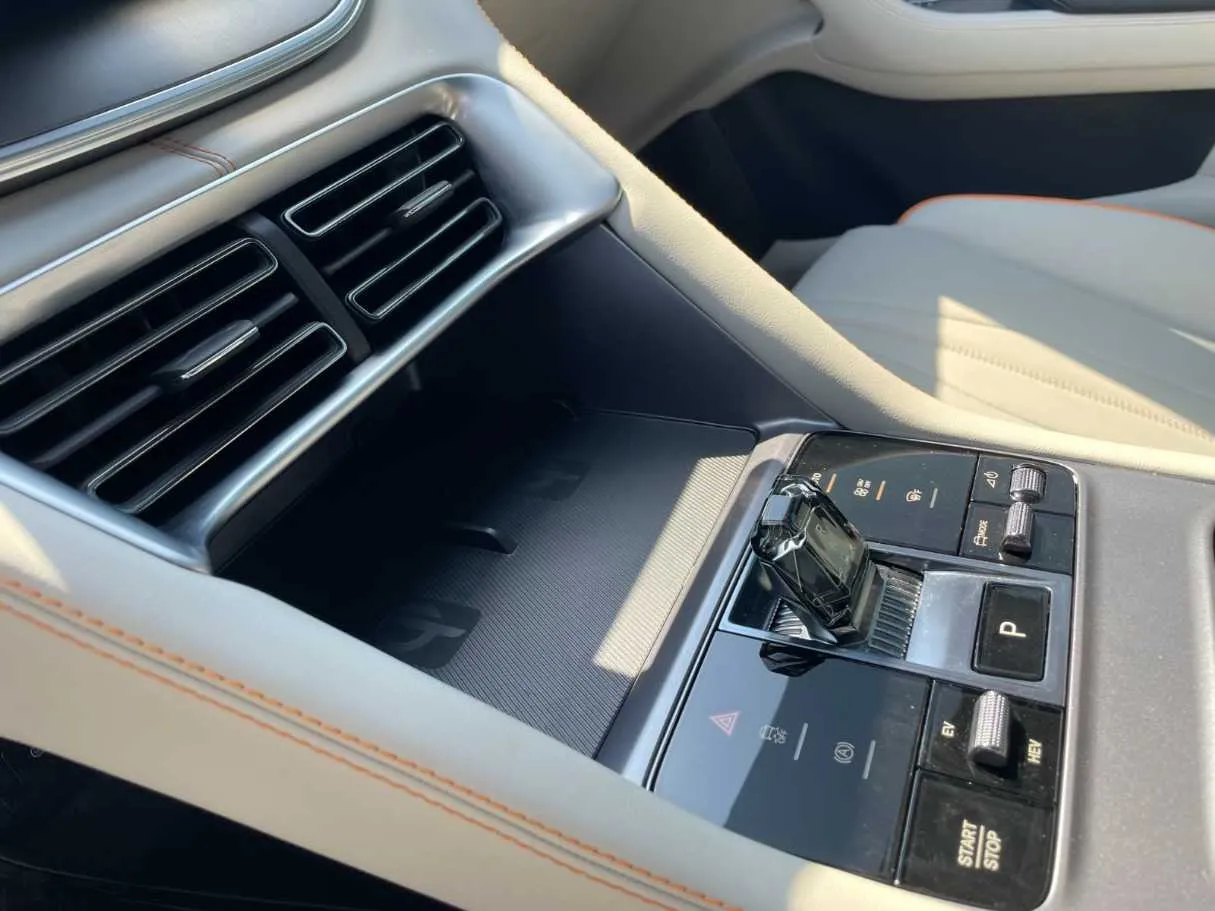 Car image 25