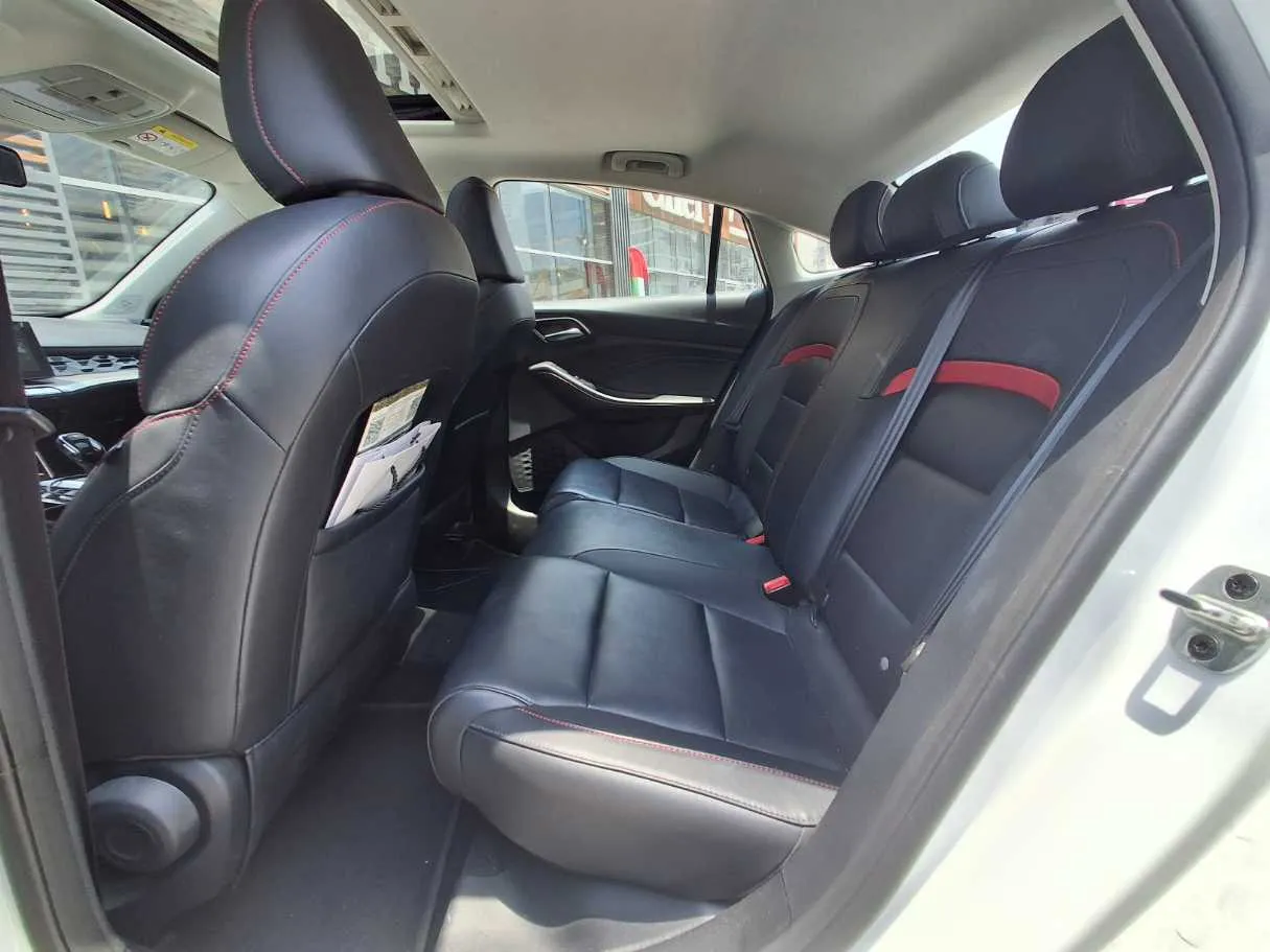 Car image 12