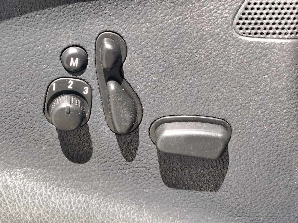 Car image 27