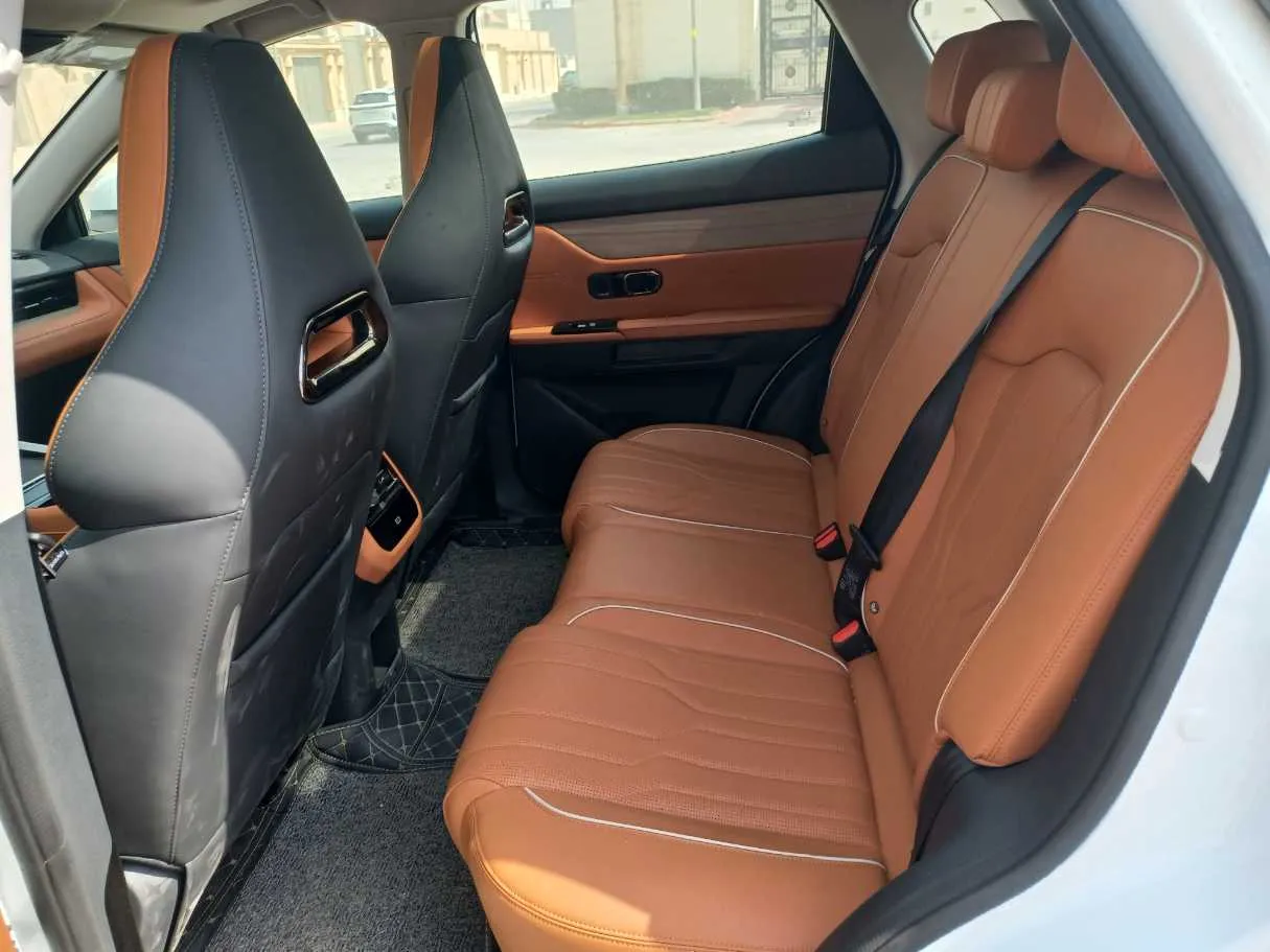 Car image 14