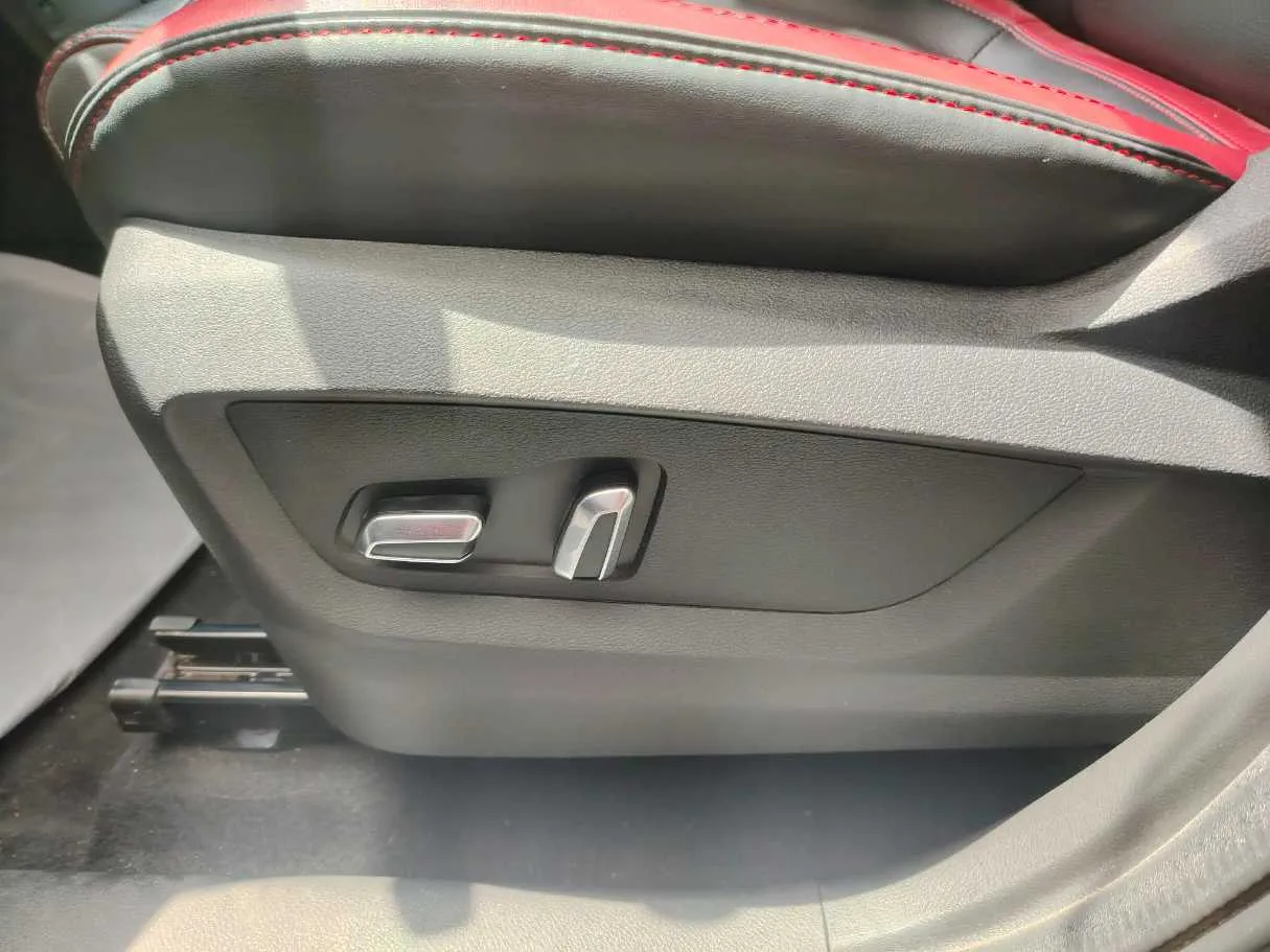 Car image 32