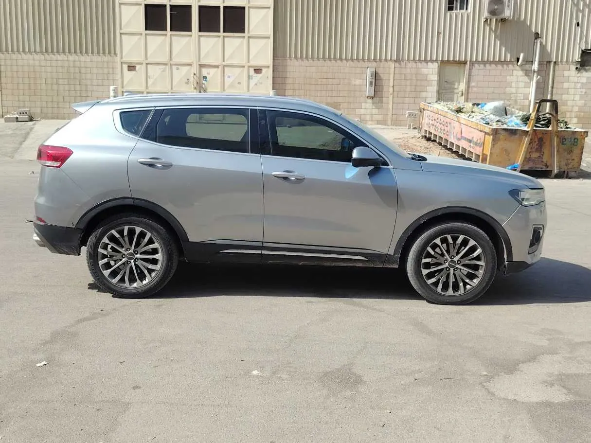 Car image 4