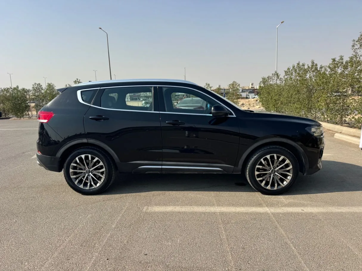 Car image 4