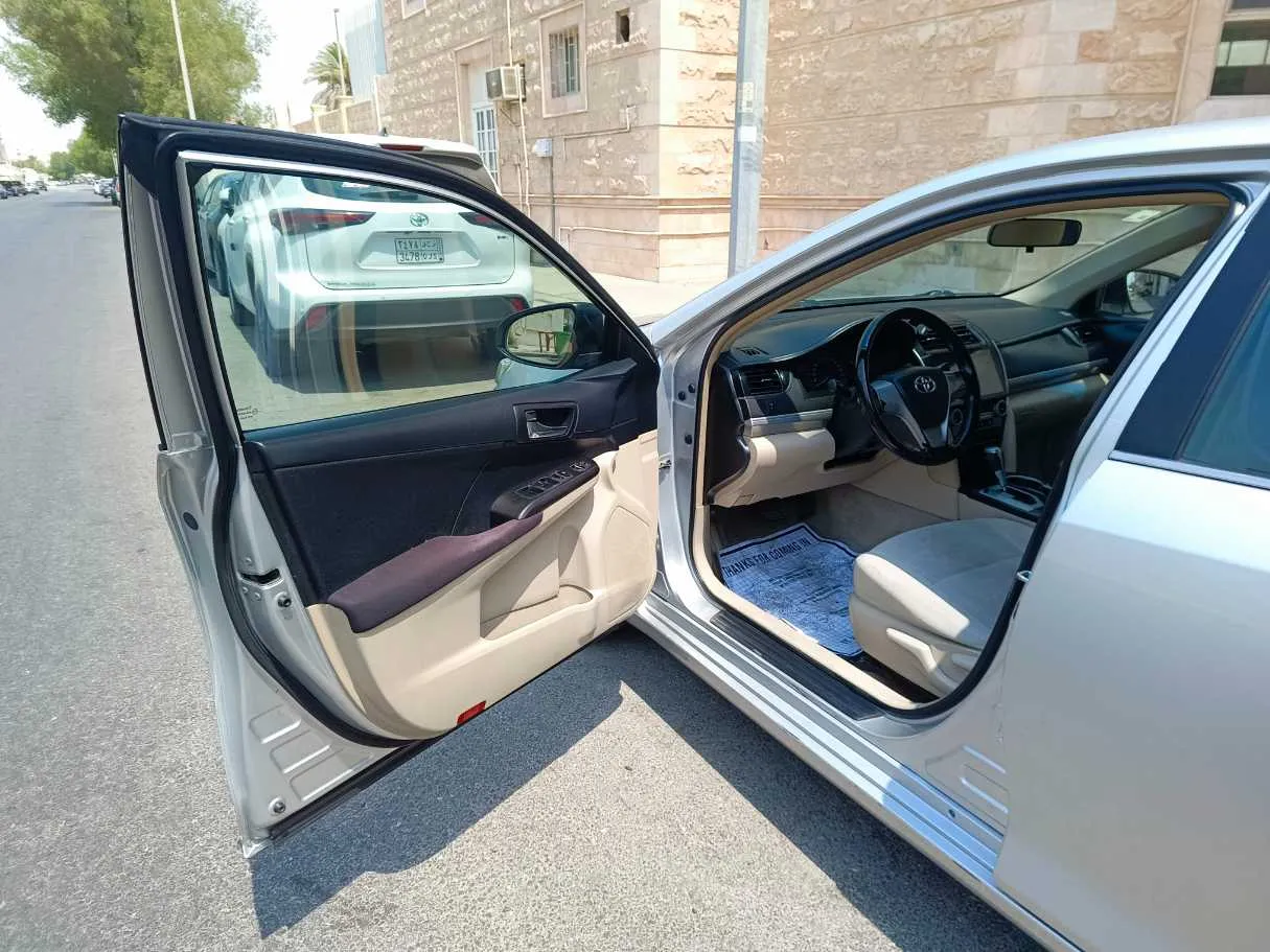 Car image 12
