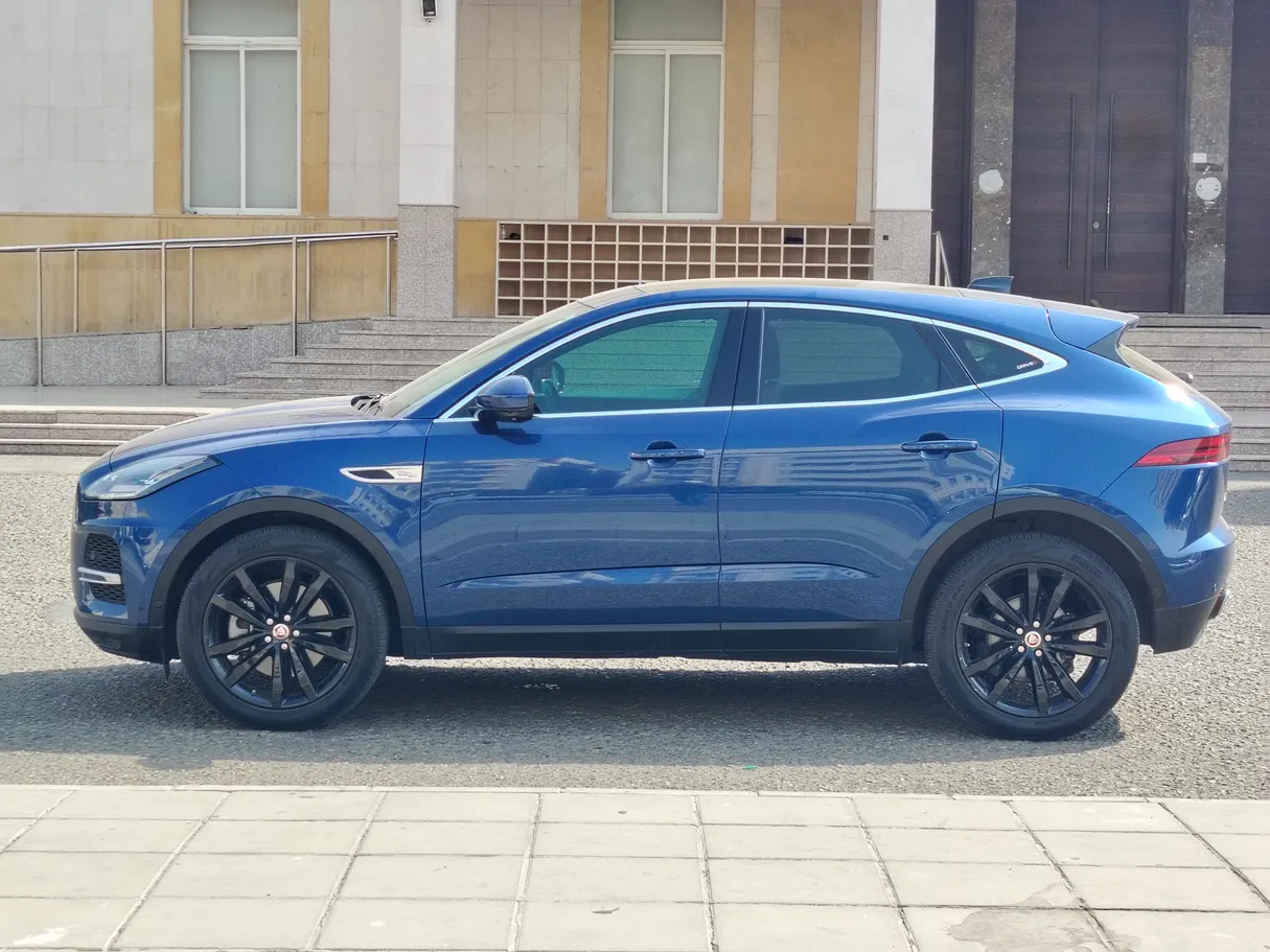 Car image 8