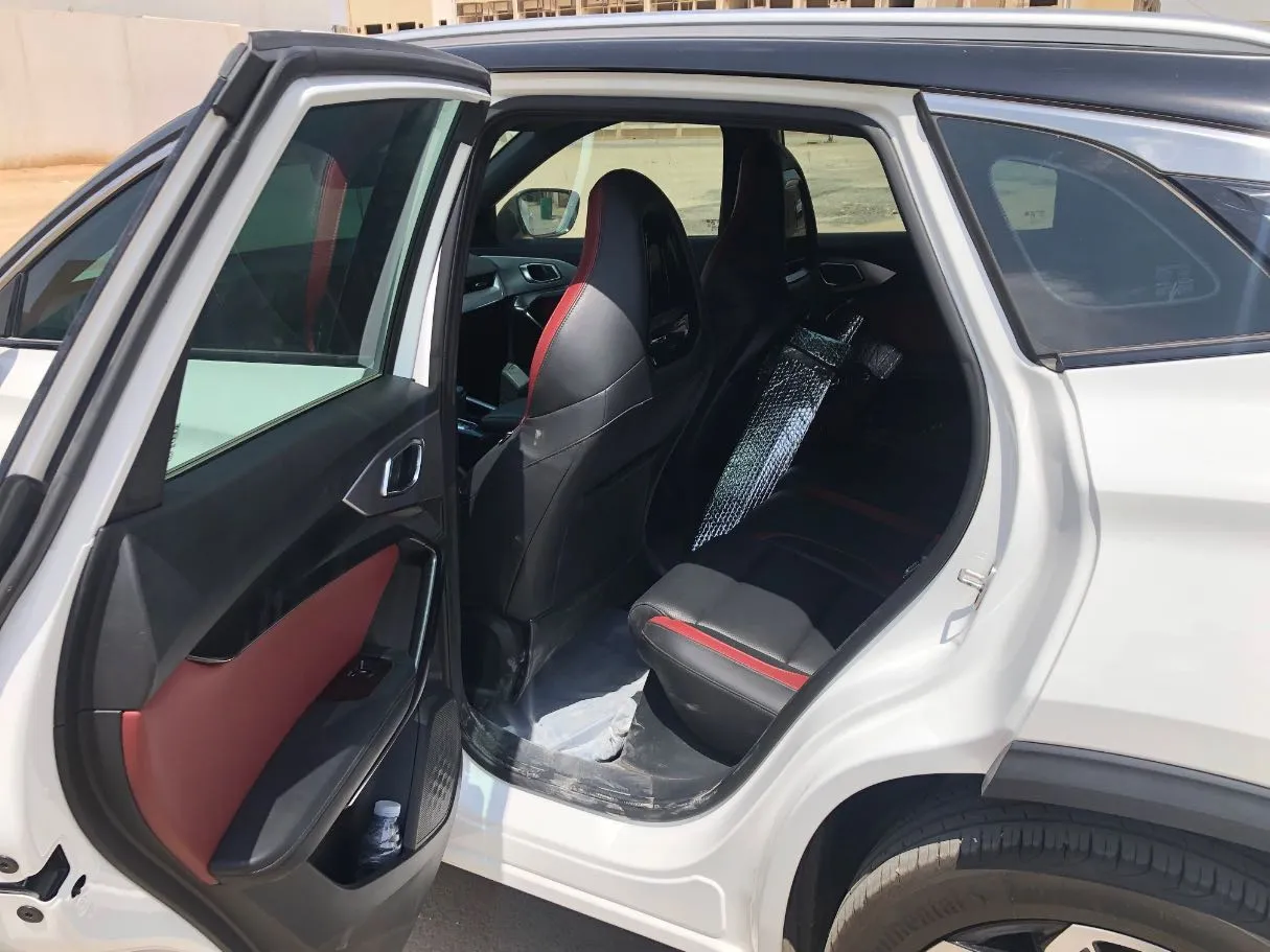 Car image 12
