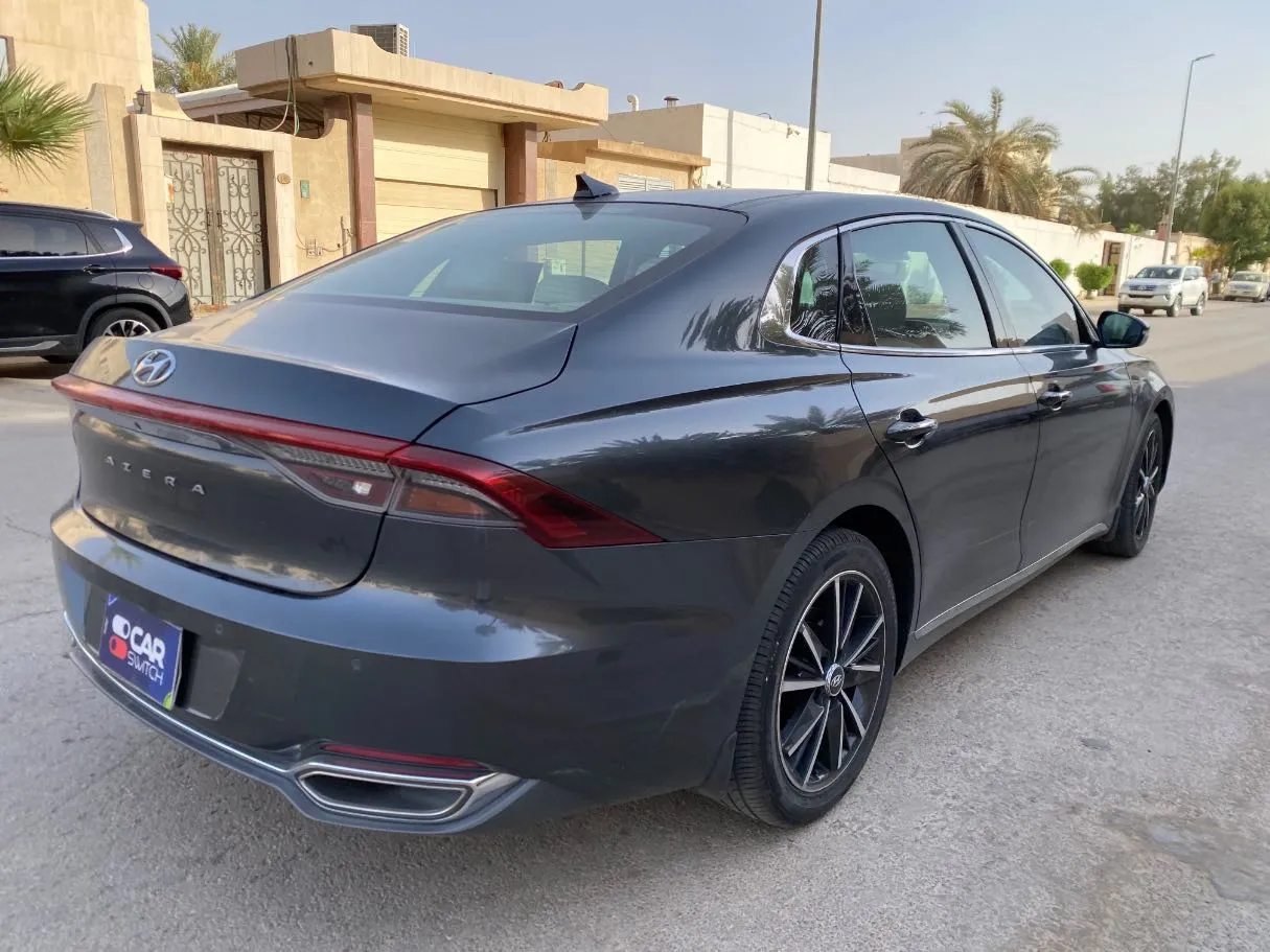 Car image 5