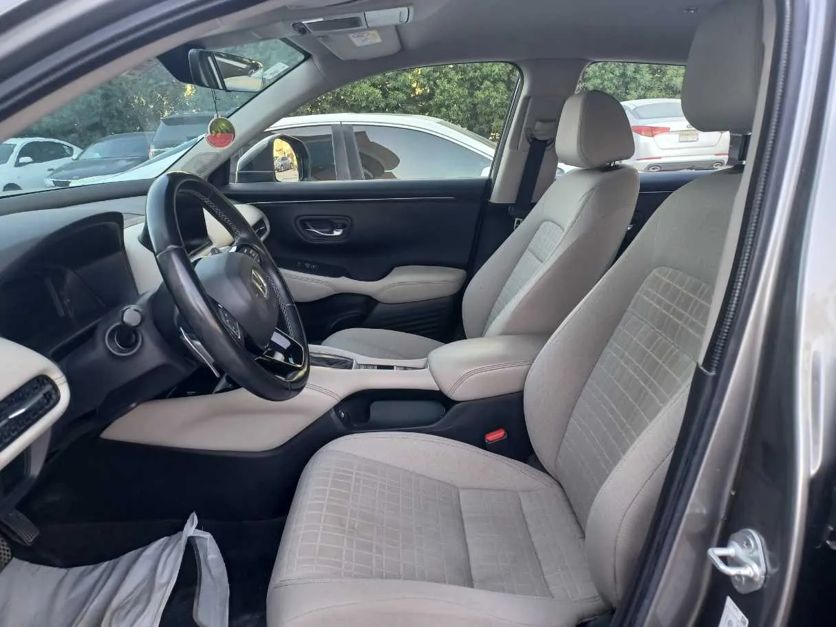 Car image 11