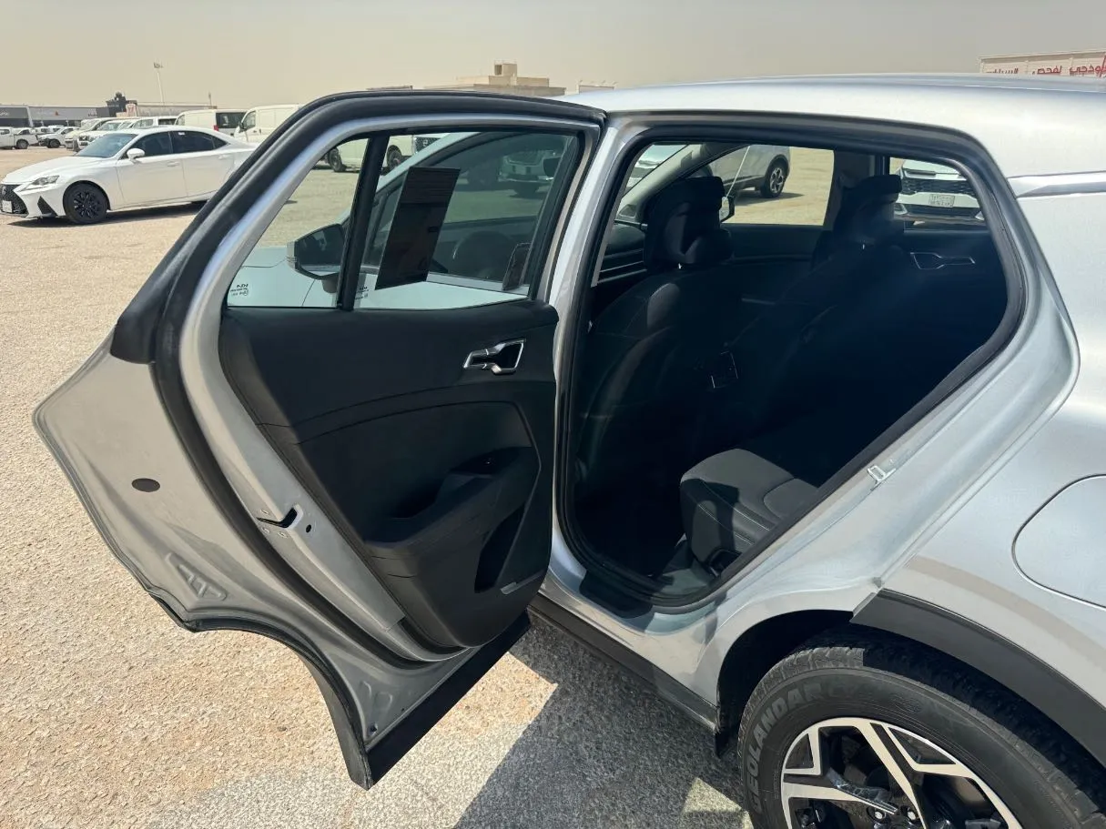 Car image 13