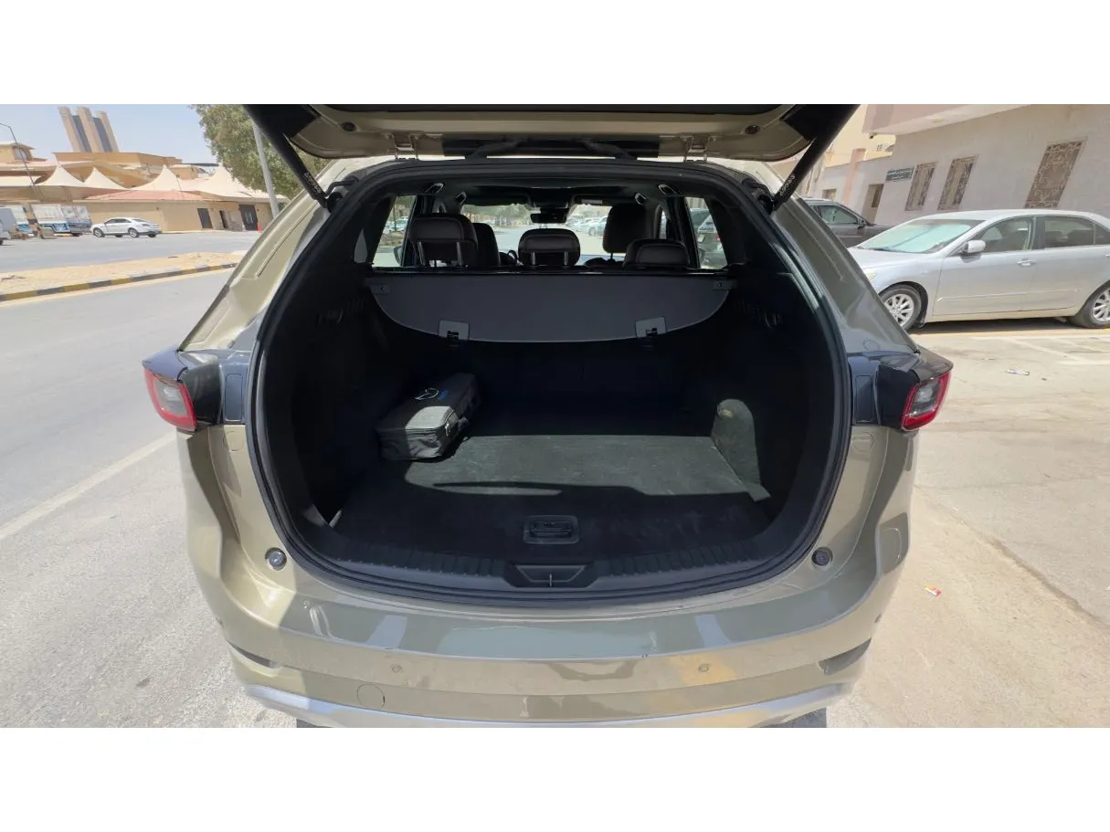 Car image 19