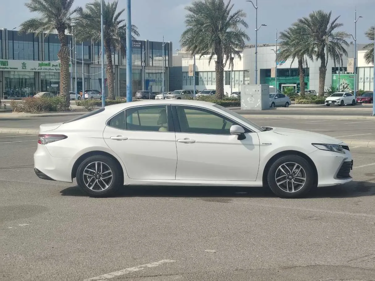 Car image 4