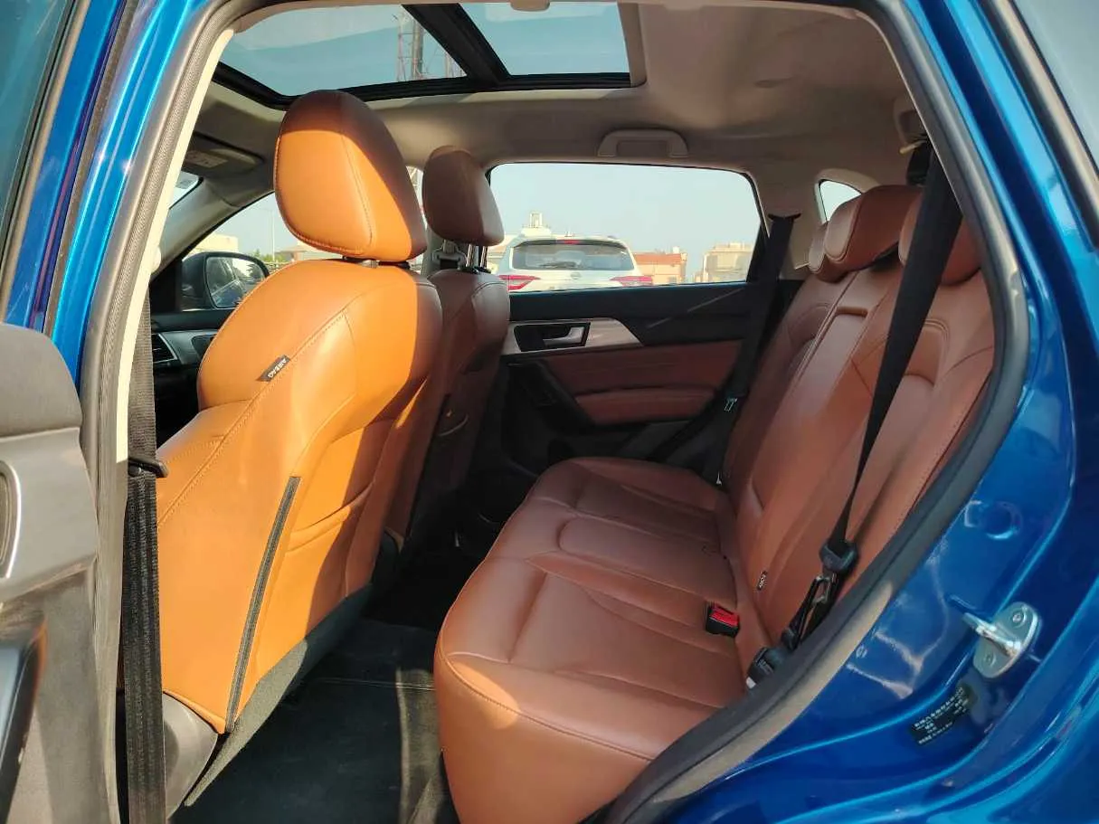 Car image 19