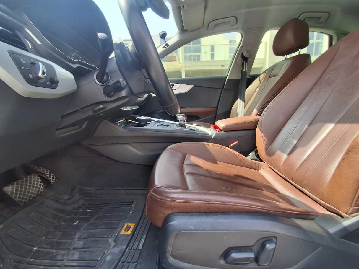 Car image 12