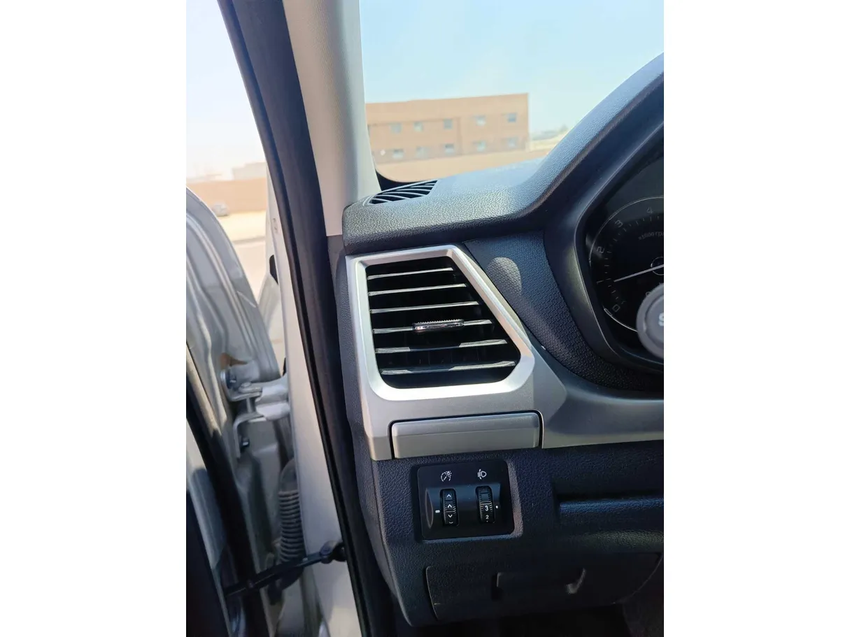 Car image 28