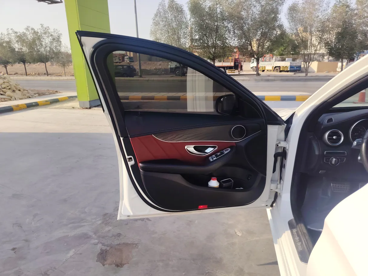 Car image 13