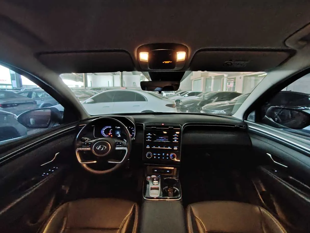 Car image 17