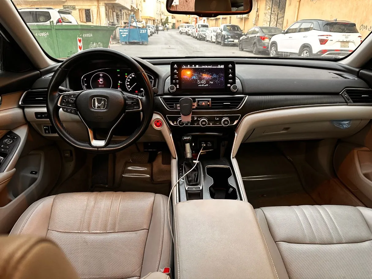 Car image 18