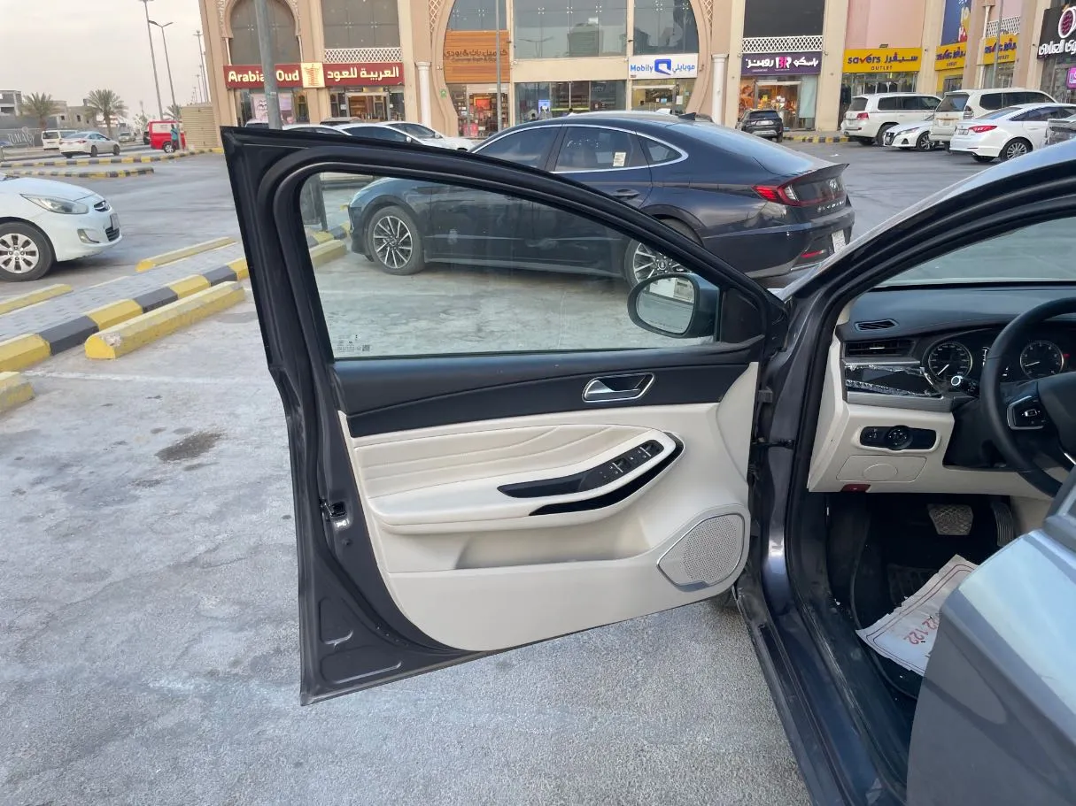 Car image 10