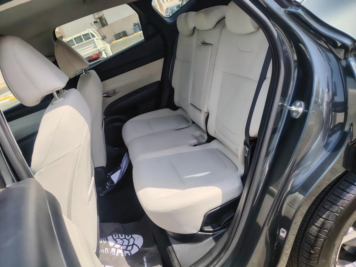 Car image 16