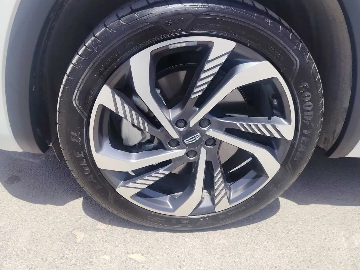 Car image 10