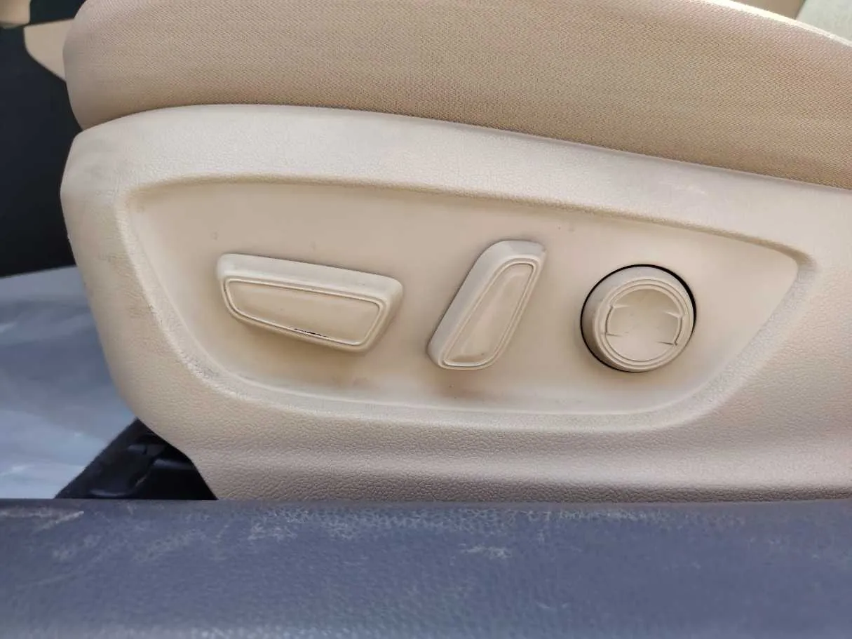 Car image 27