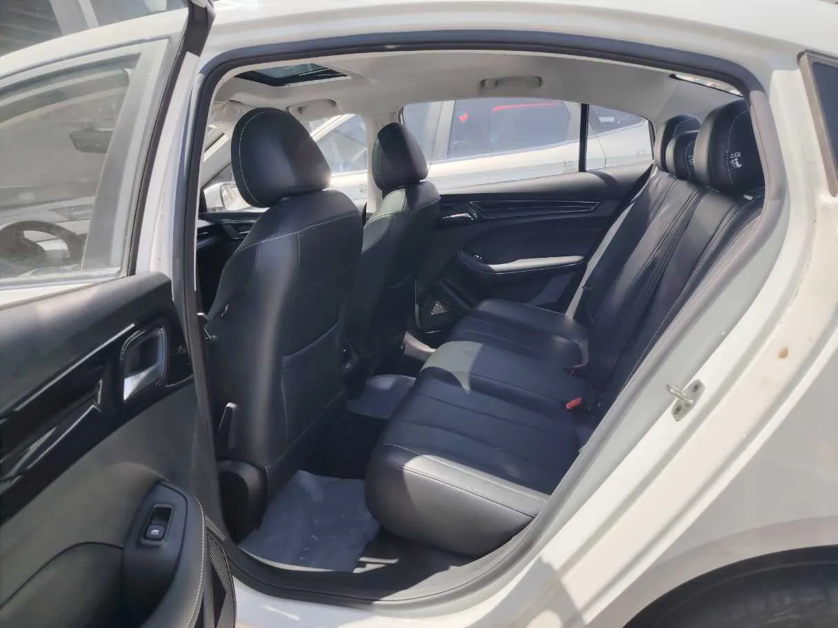 Car image 17