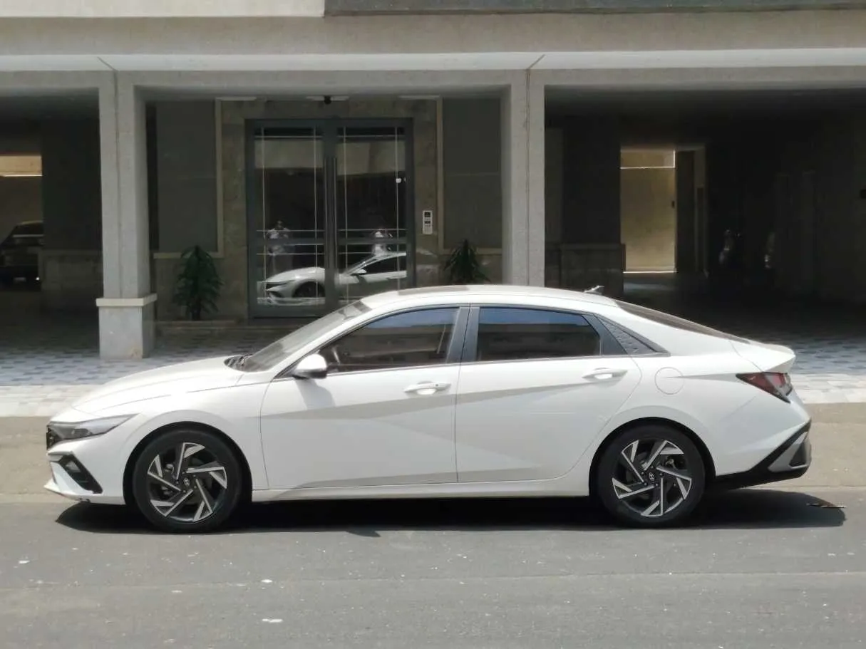 Car image 8