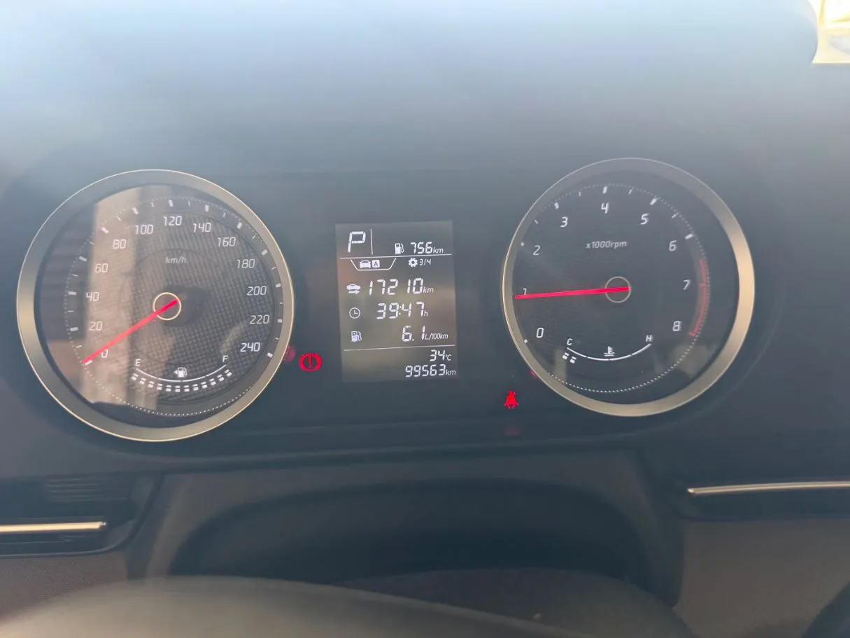 Car image 9