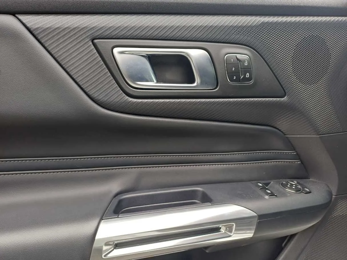 Car image 26