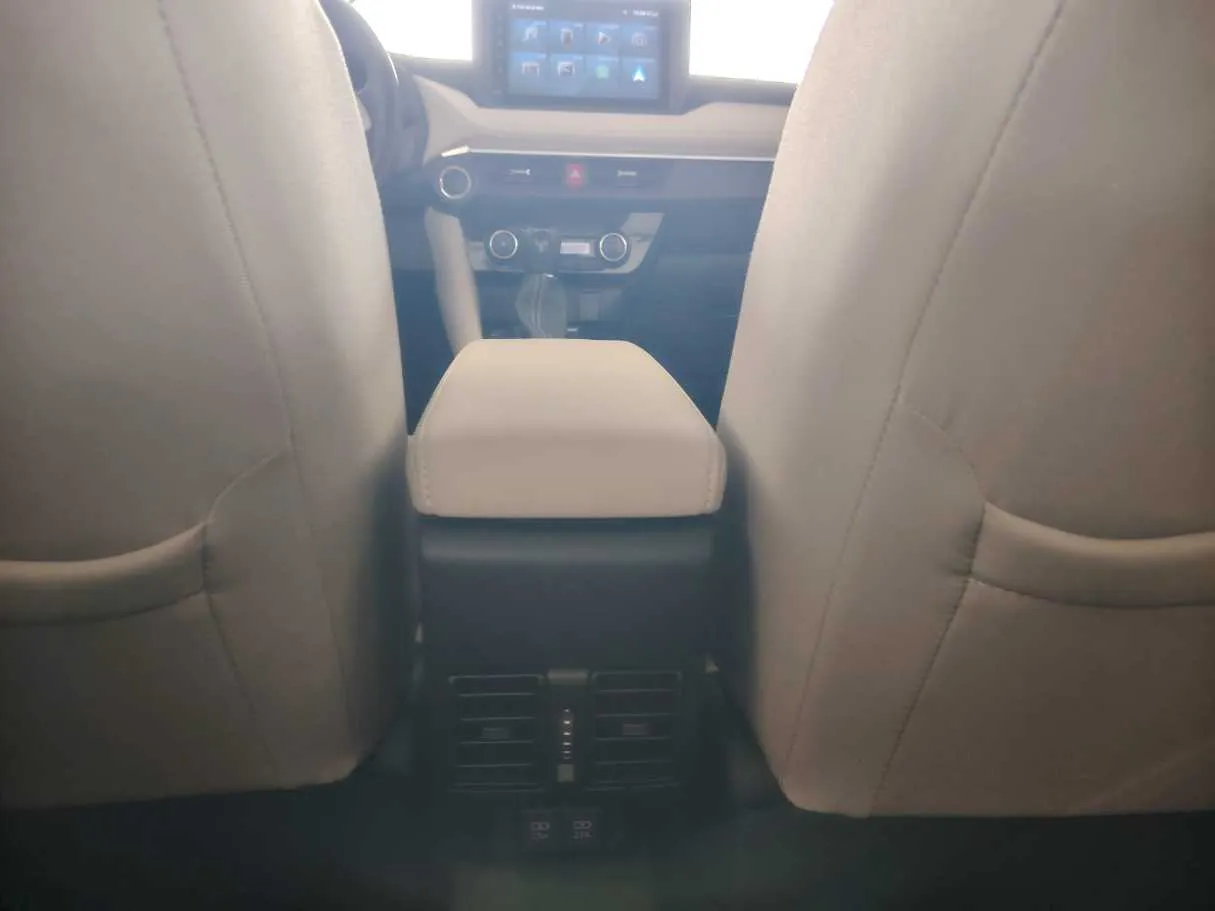 Car image 30
