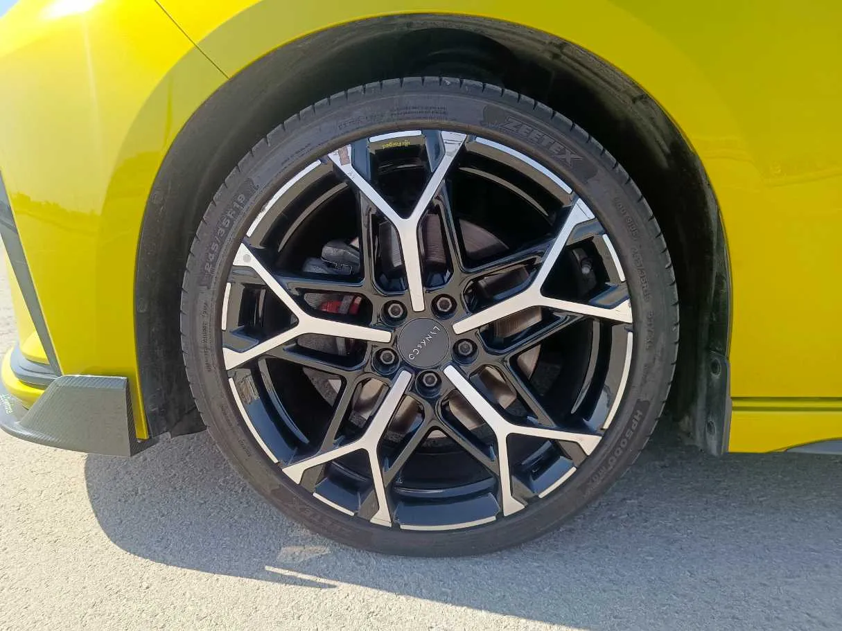 Car image 12