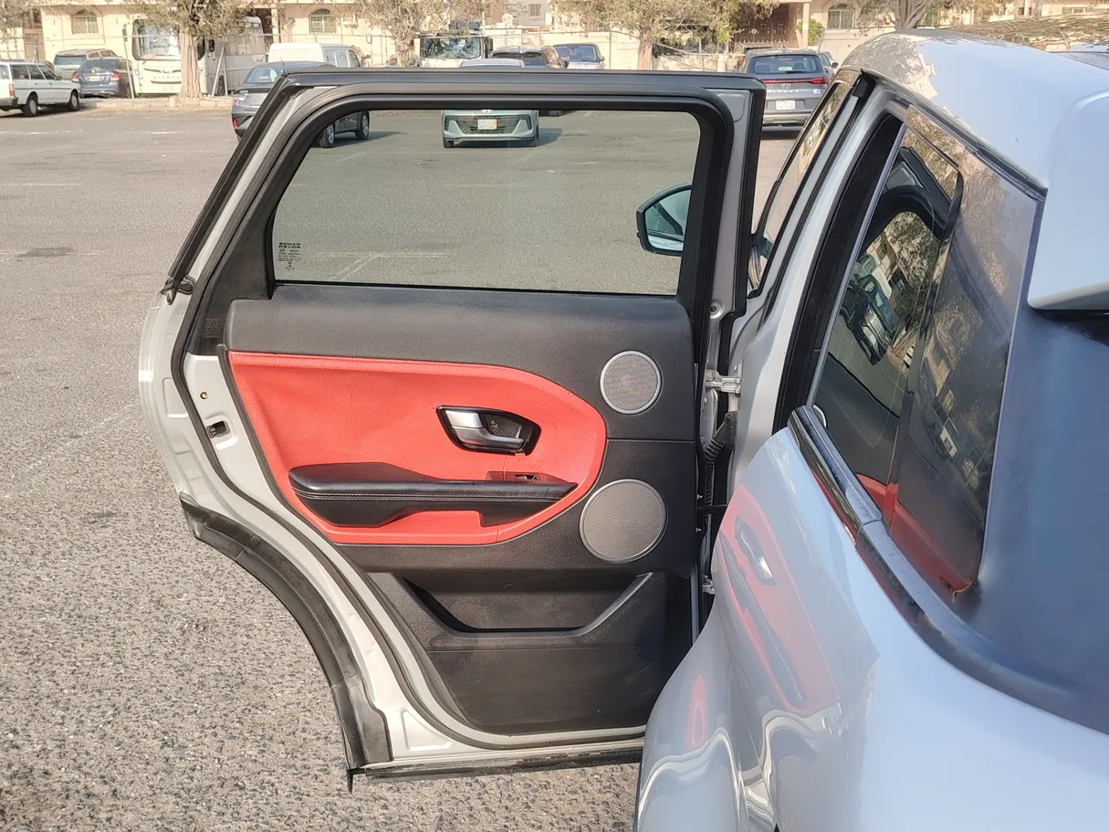 Car image 14