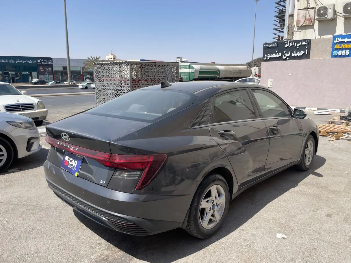 Car image 5