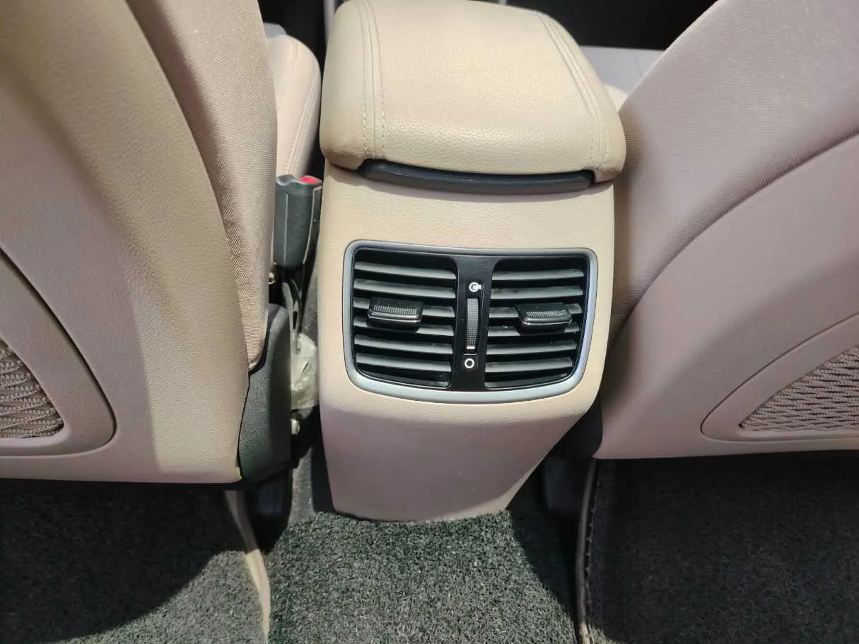 Car image 34
