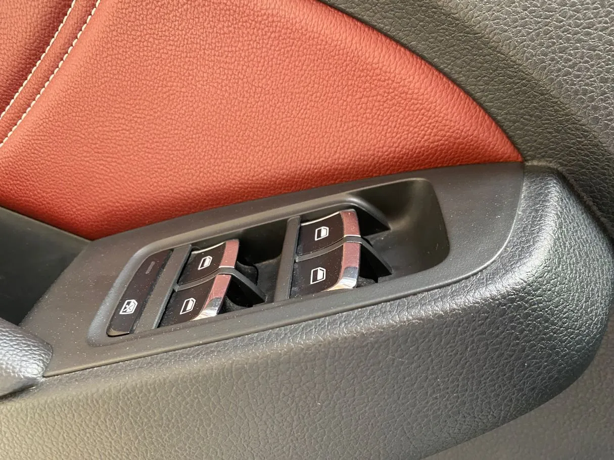 Car image 26