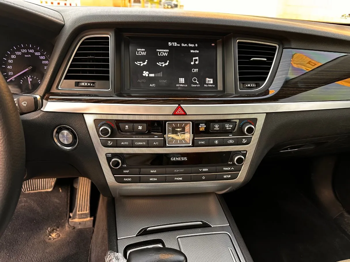 Car image 19