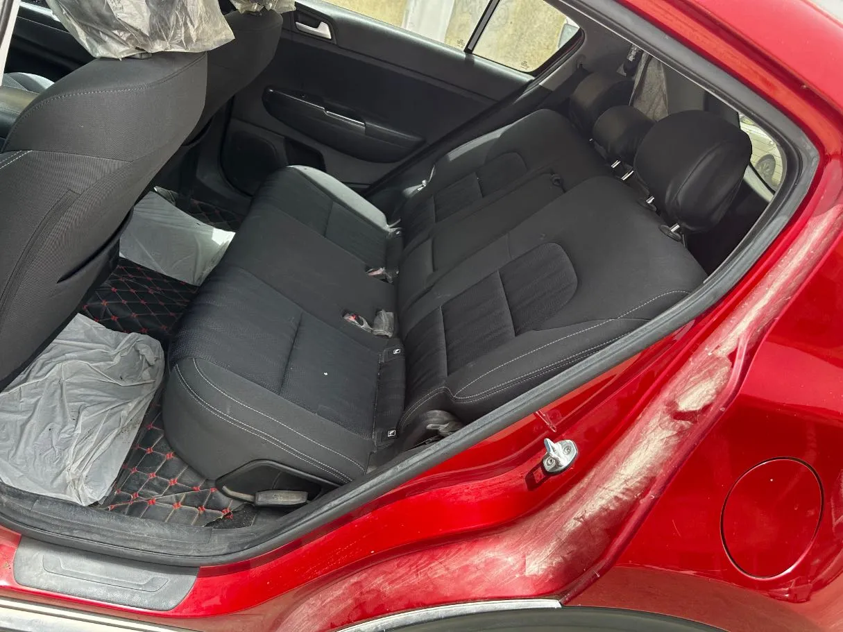 Car image 14