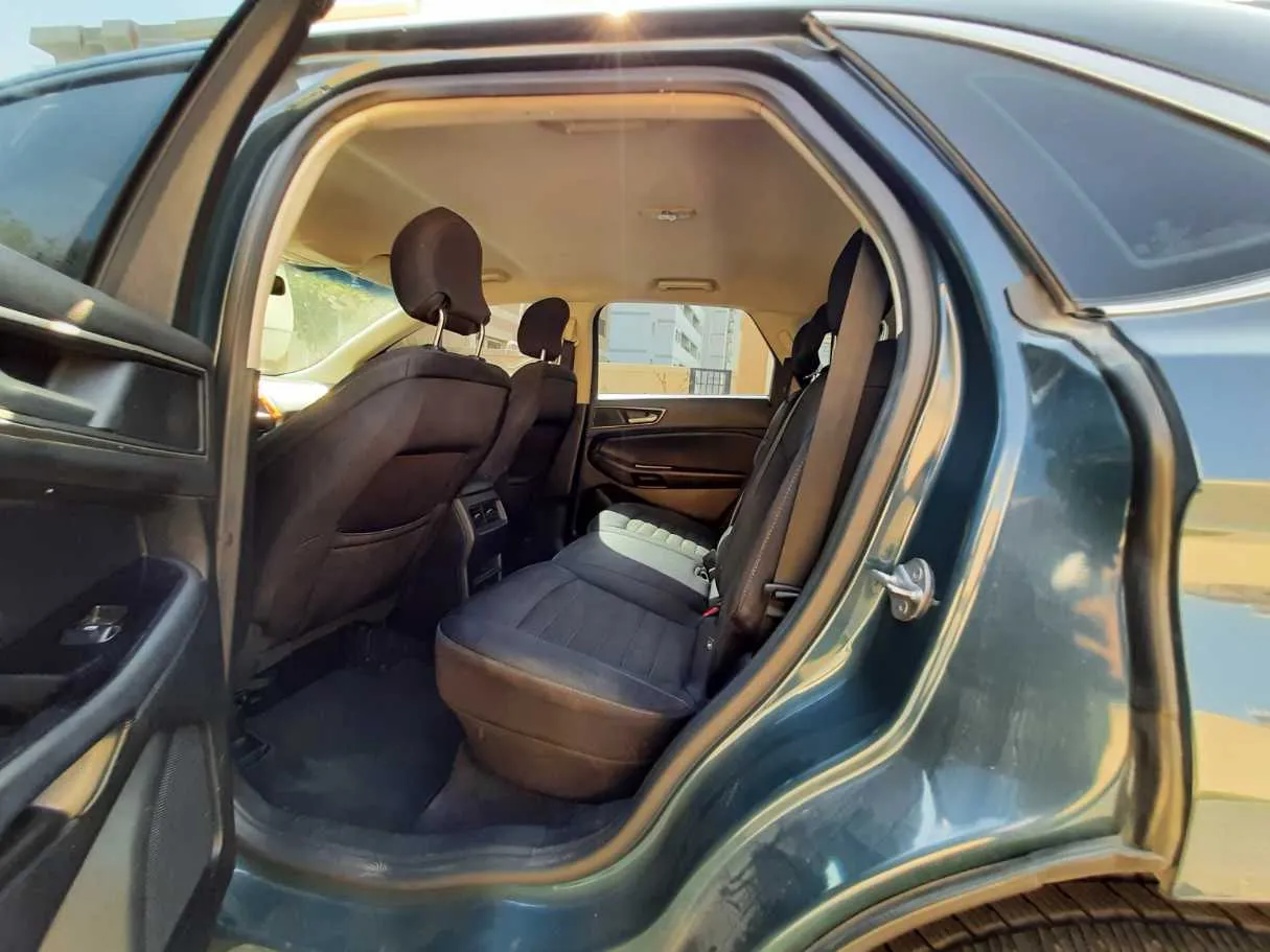 Car image 12