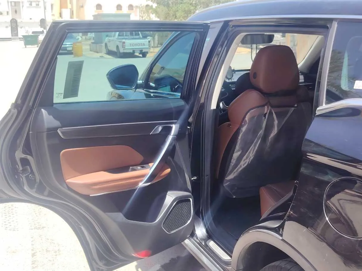 Car image 14
