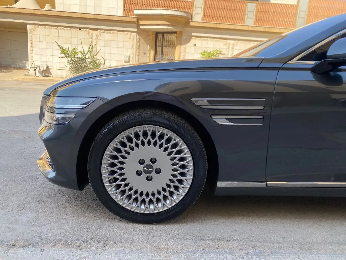 Car image 9