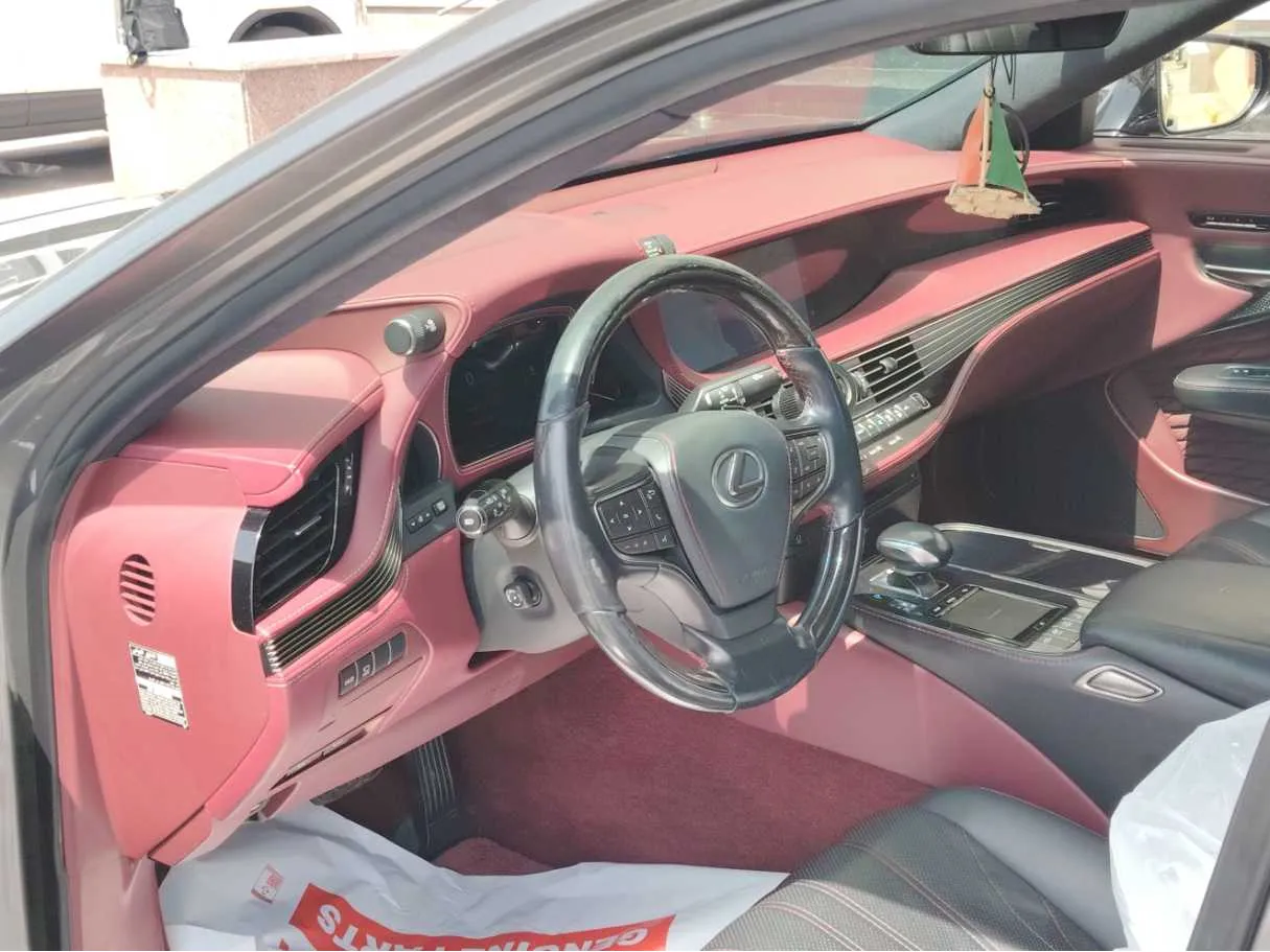Car image 12
