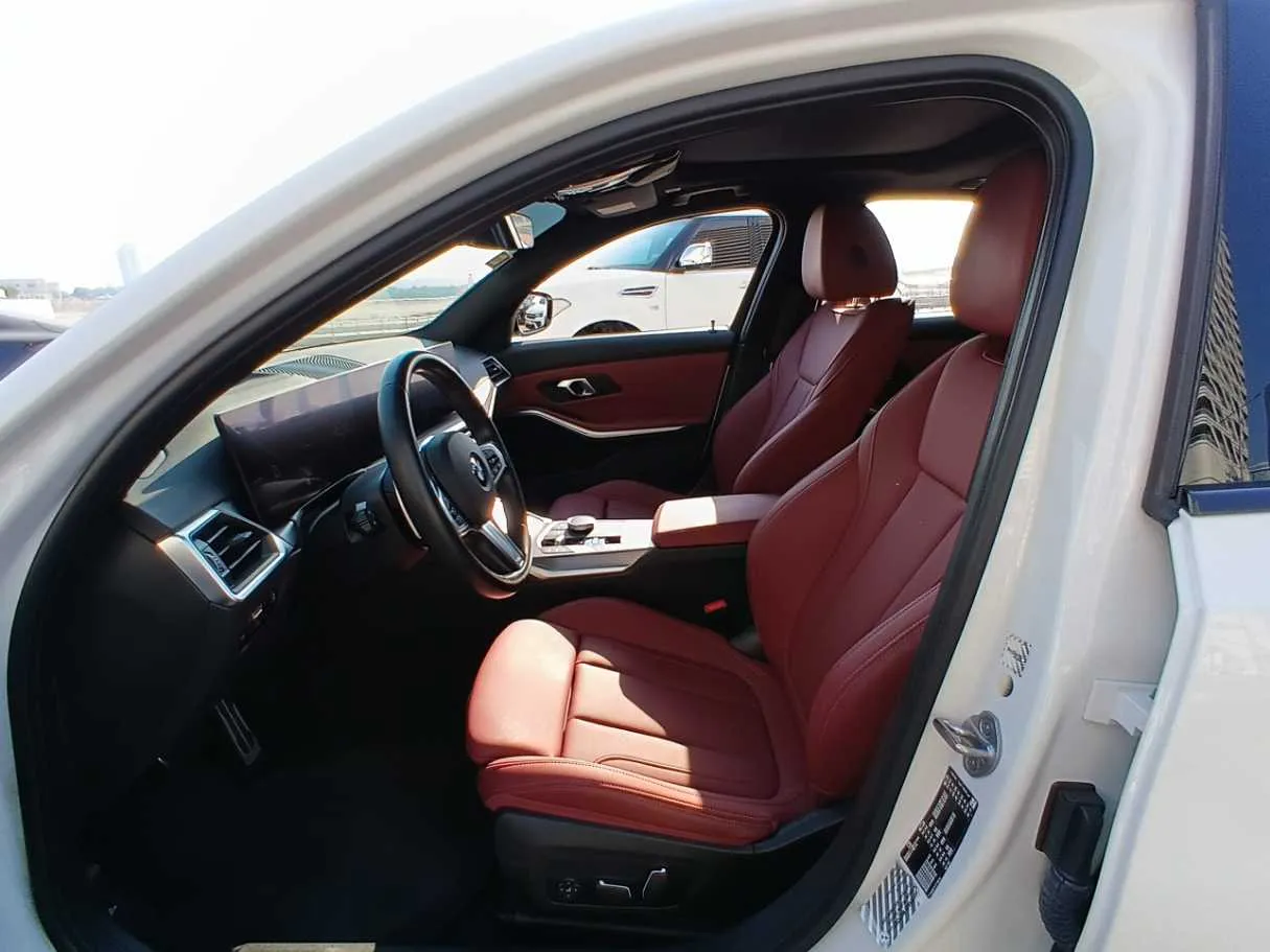 Car image 12