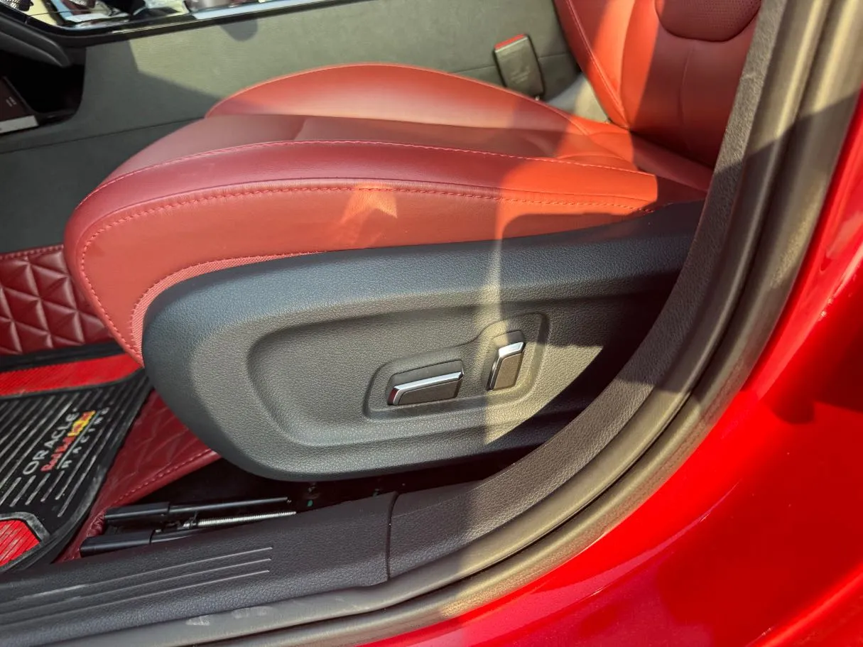 Car image 25