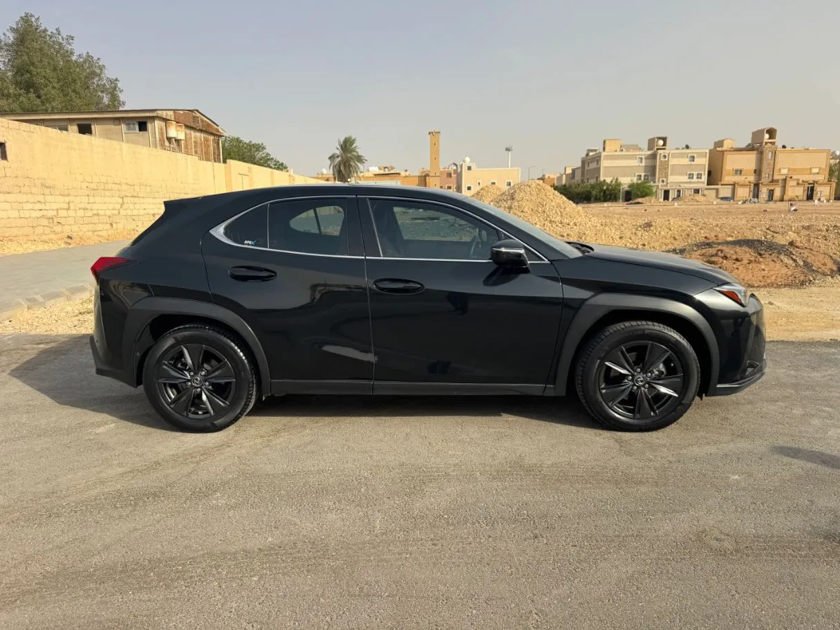 Car image 4