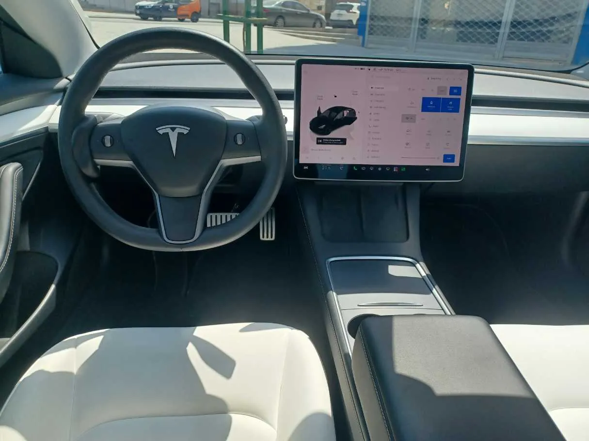 Car image 15