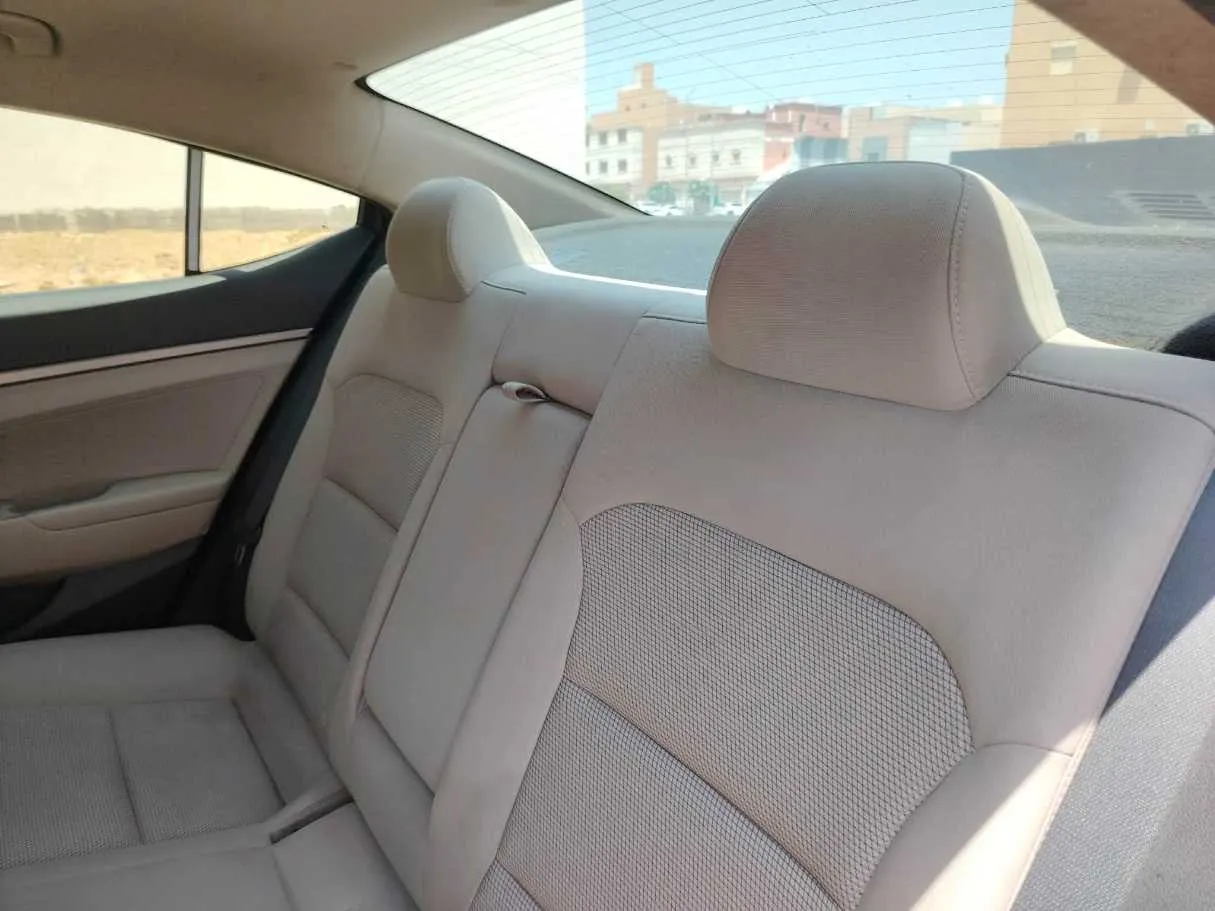 Car image 19