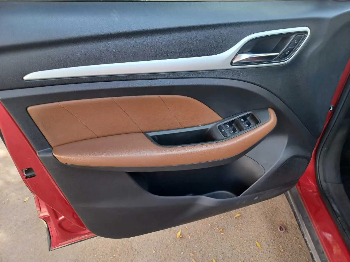 Car image 10