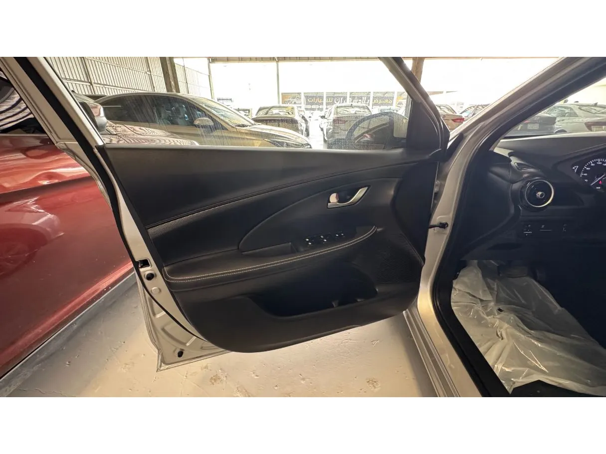 Car image 8